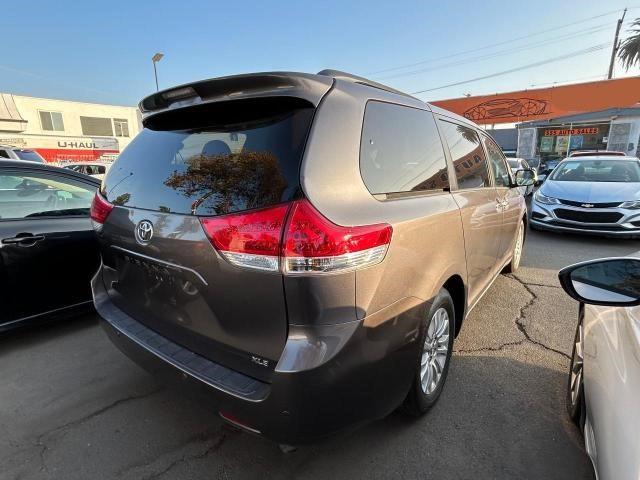 Photo 3 VIN: 5TDYK3DC4DS373029 - TOYOTA SIENNA XLE 