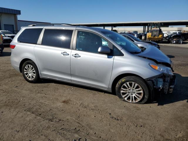 Photo 3 VIN: 5TDYK3DC4GS705684 - TOYOTA SIENNA XLE 