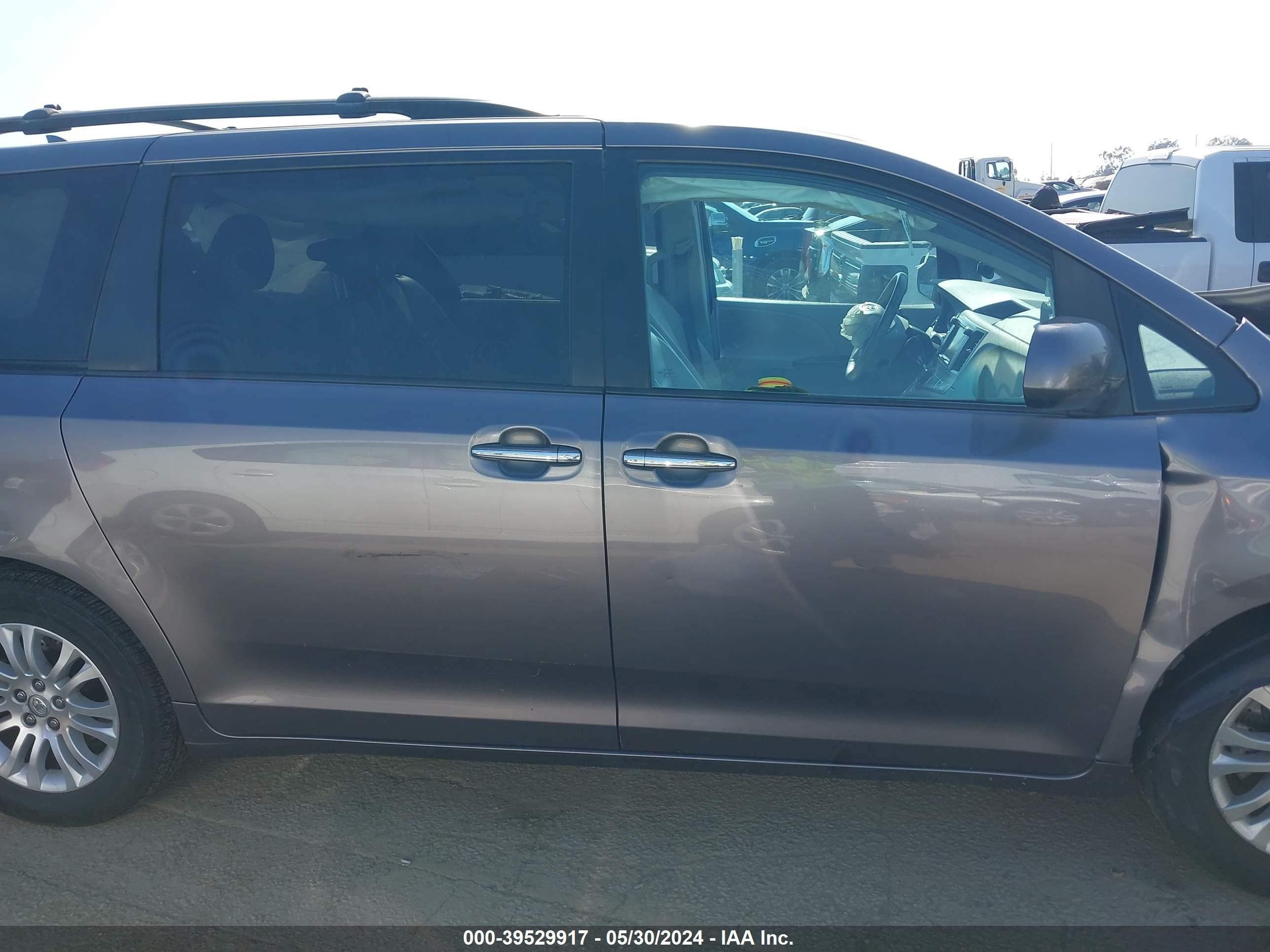 Photo 12 VIN: 5TDYK3DC5BS012793 - TOYOTA SIENNA 