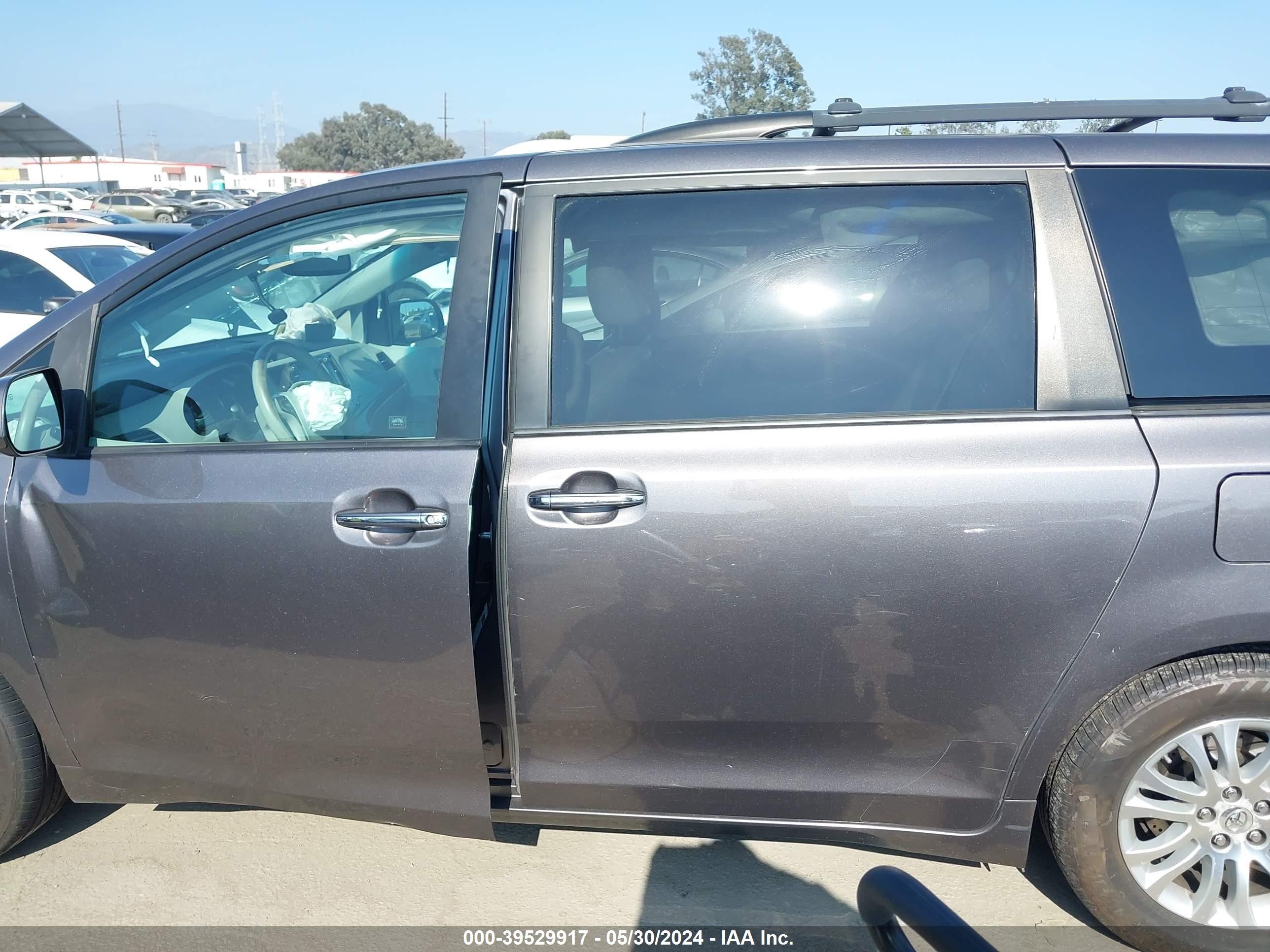 Photo 13 VIN: 5TDYK3DC5BS012793 - TOYOTA SIENNA 