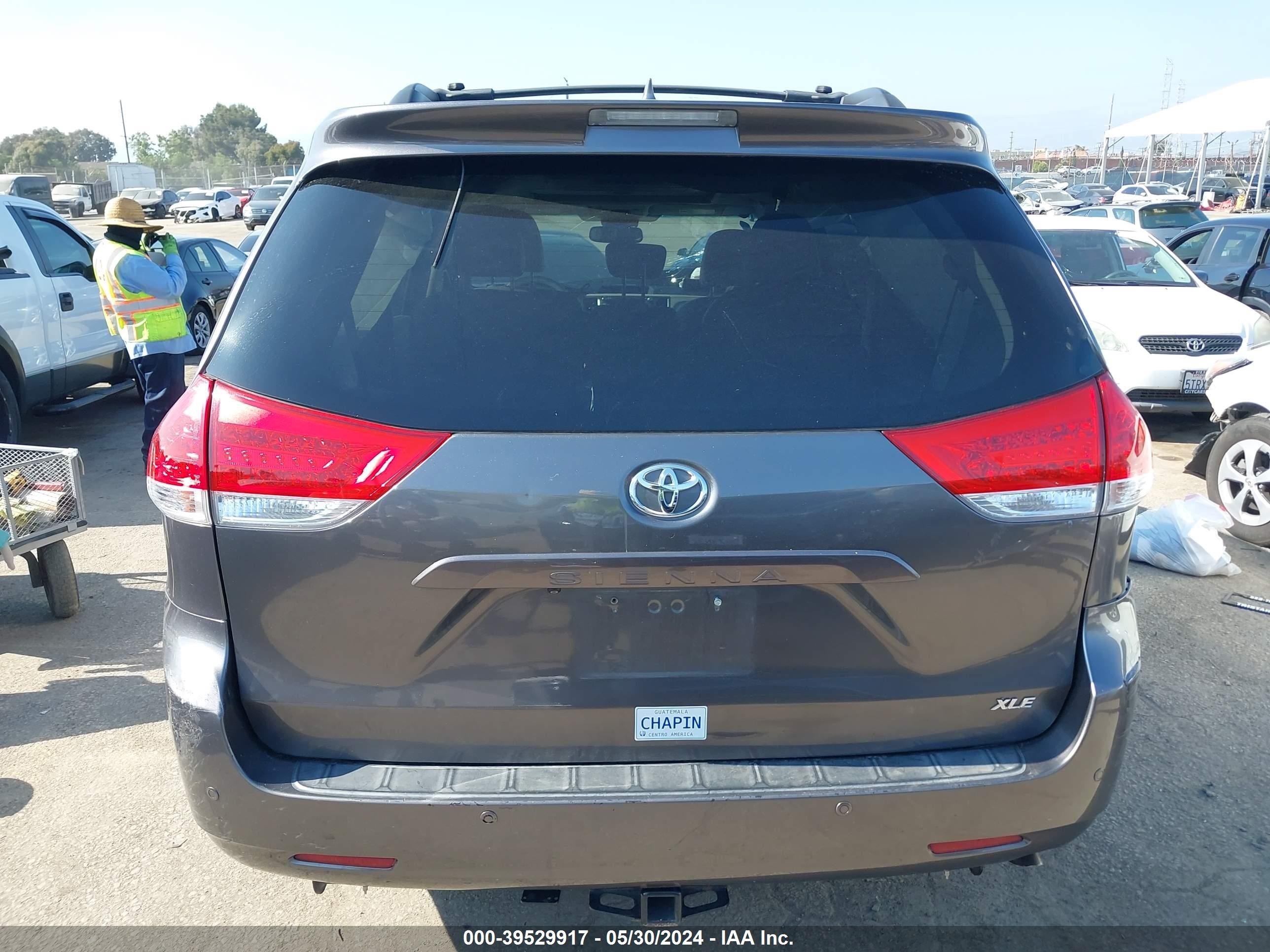 Photo 15 VIN: 5TDYK3DC5BS012793 - TOYOTA SIENNA 