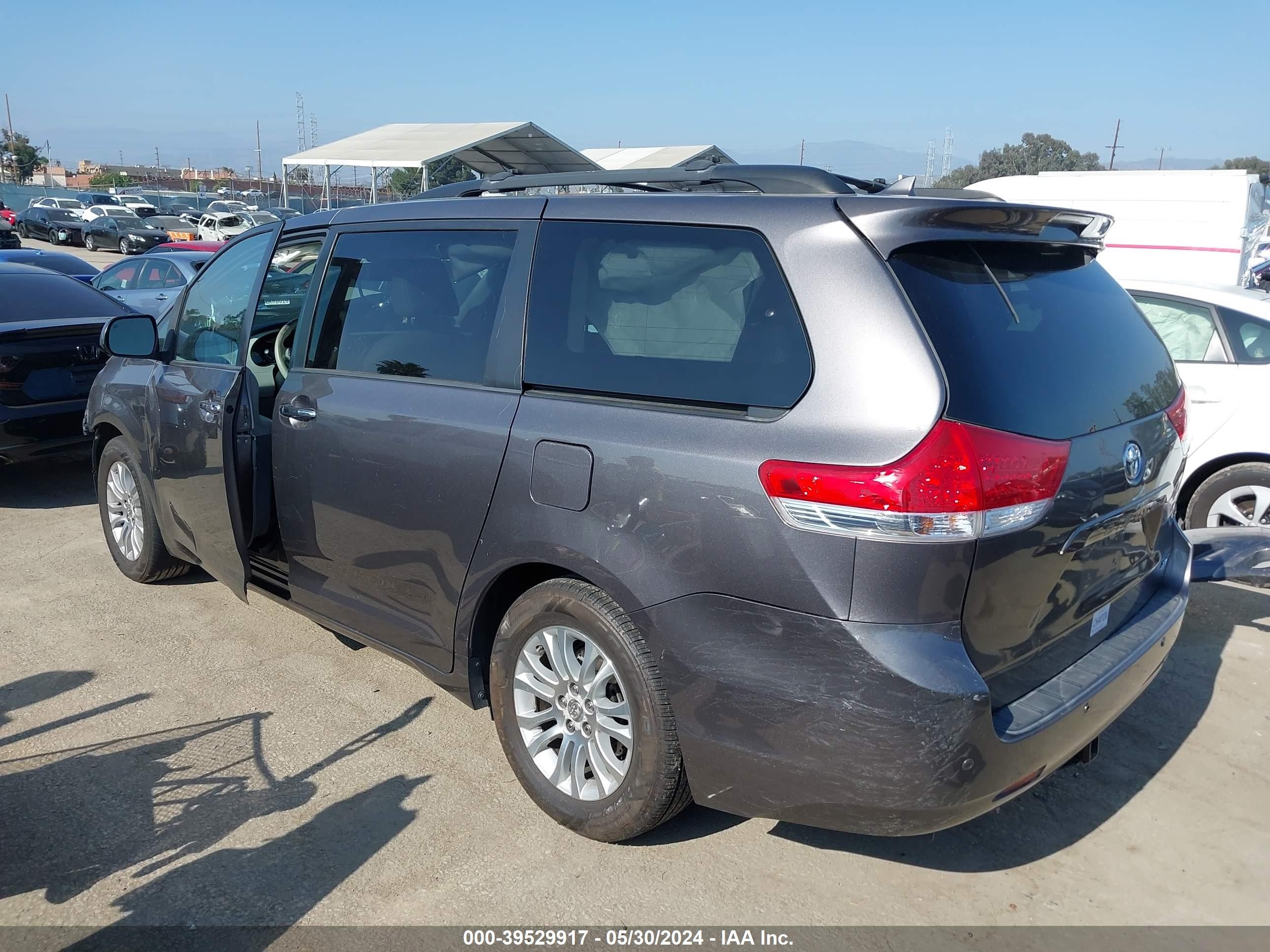 Photo 2 VIN: 5TDYK3DC5BS012793 - TOYOTA SIENNA 