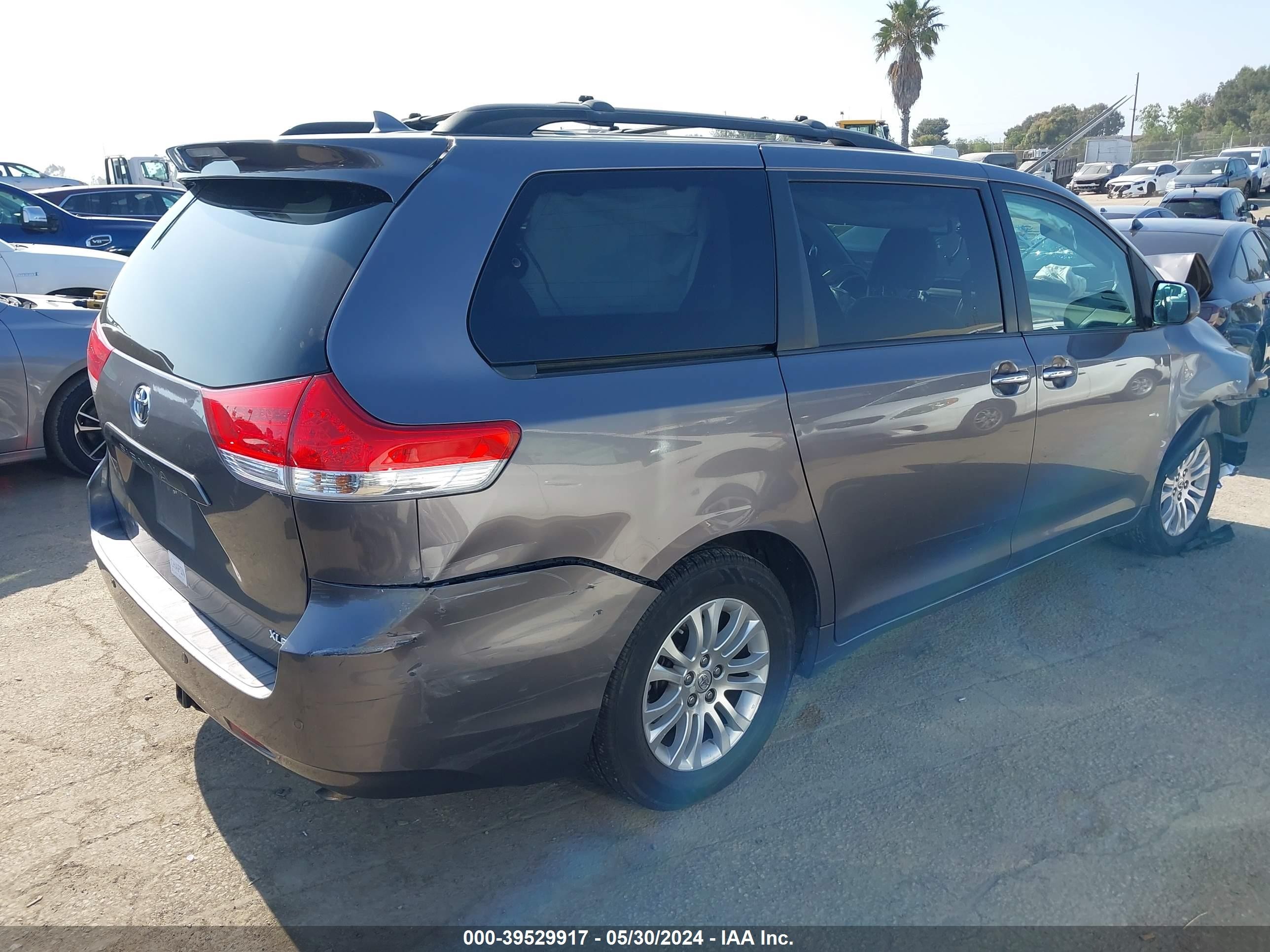 Photo 3 VIN: 5TDYK3DC5BS012793 - TOYOTA SIENNA 