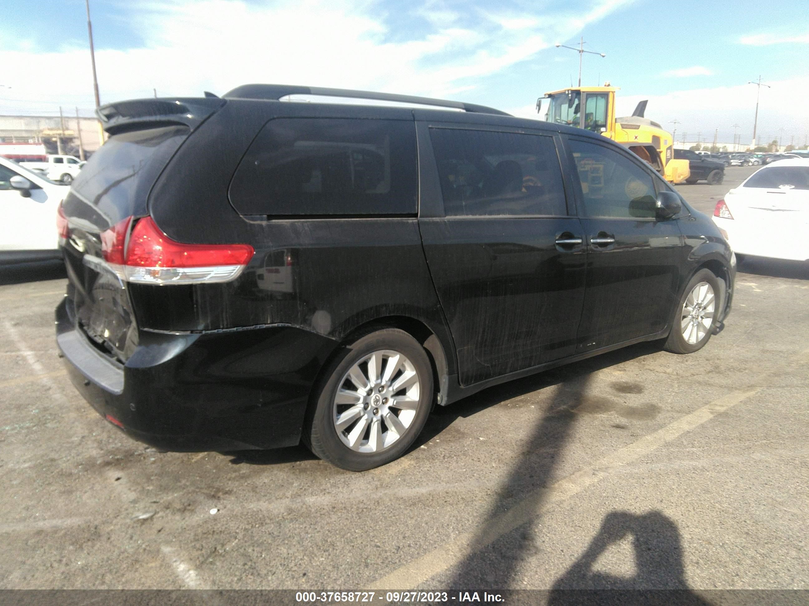 Photo 3 VIN: 5TDYK3DC5BS017976 - TOYOTA SIENNA 