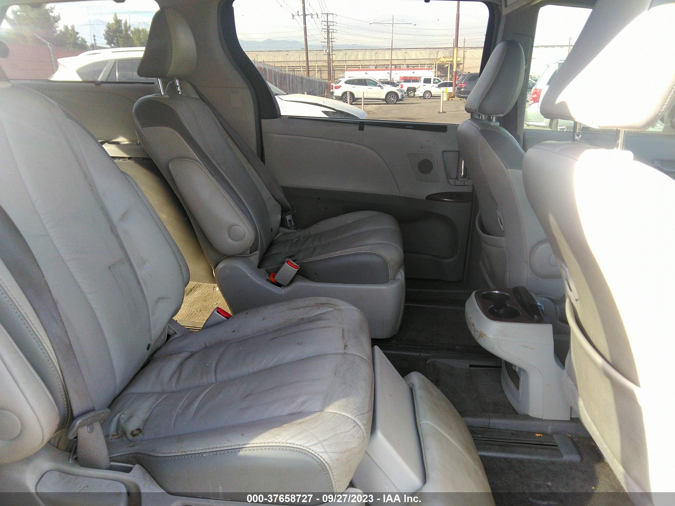 Photo 7 VIN: 5TDYK3DC5BS017976 - TOYOTA SIENNA 