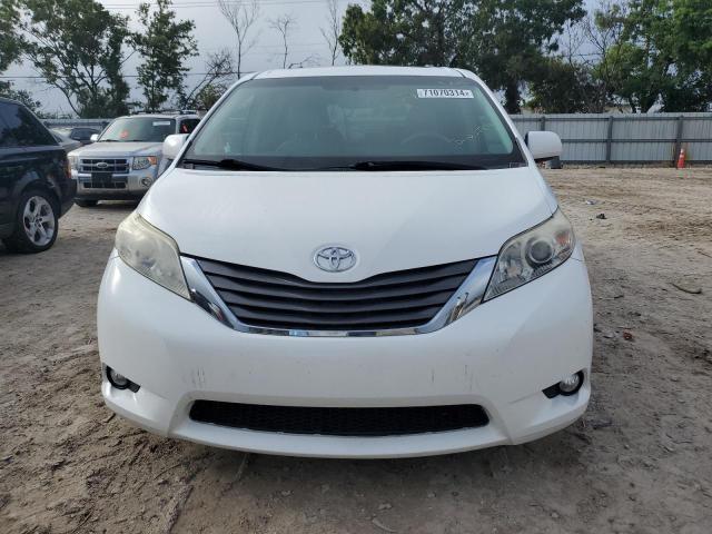 Photo 4 VIN: 5TDYK3DC5BS036978 - TOYOTA SIENNA XLE 