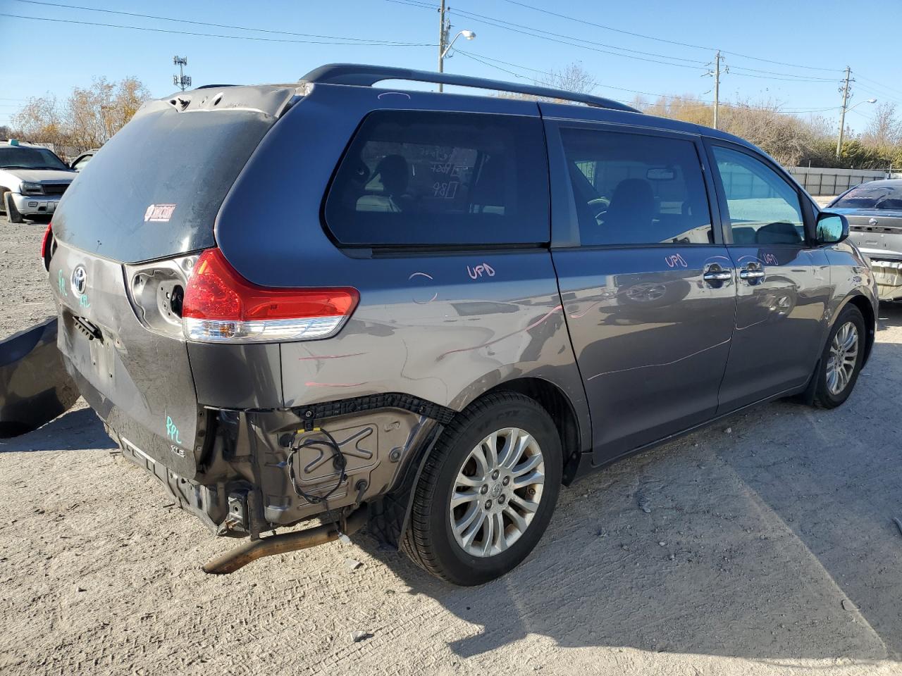 Photo 2 VIN: 5TDYK3DC5BS047379 - TOYOTA SIENNA 