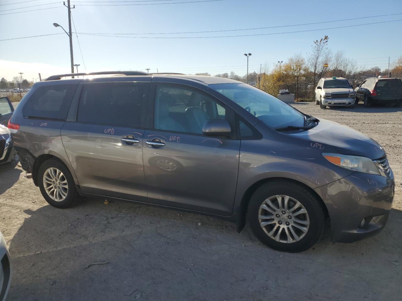 Photo 3 VIN: 5TDYK3DC5BS047379 - TOYOTA SIENNA 