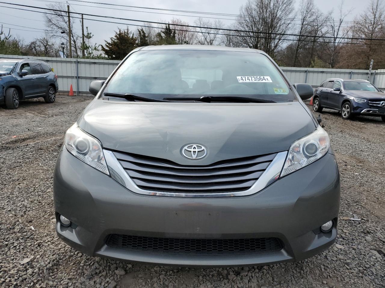 Photo 4 VIN: 5TDYK3DC5BS060116 - TOYOTA SIENNA 