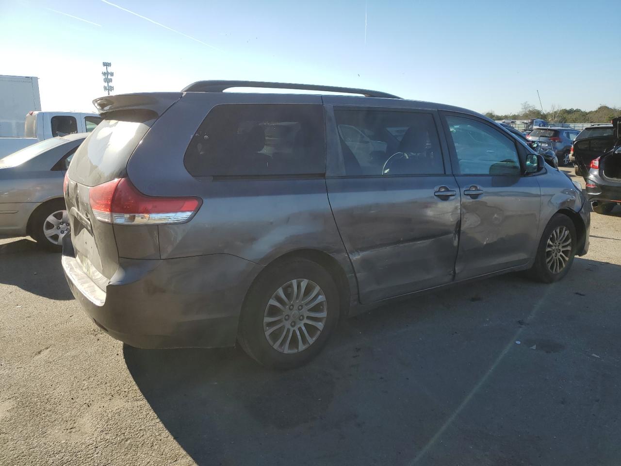 Photo 2 VIN: 5TDYK3DC5CS176837 - TOYOTA SIENNA 