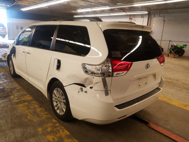 Photo 2 VIN: 5TDYK3DC5CS226619 - TOYOTA SIENNA XLE 