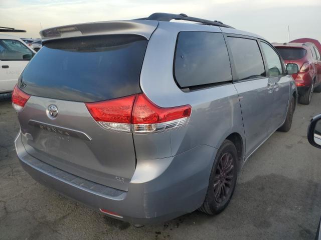 Photo 2 VIN: 5TDYK3DC5CS233988 - TOYOTA SIENNA XLE 