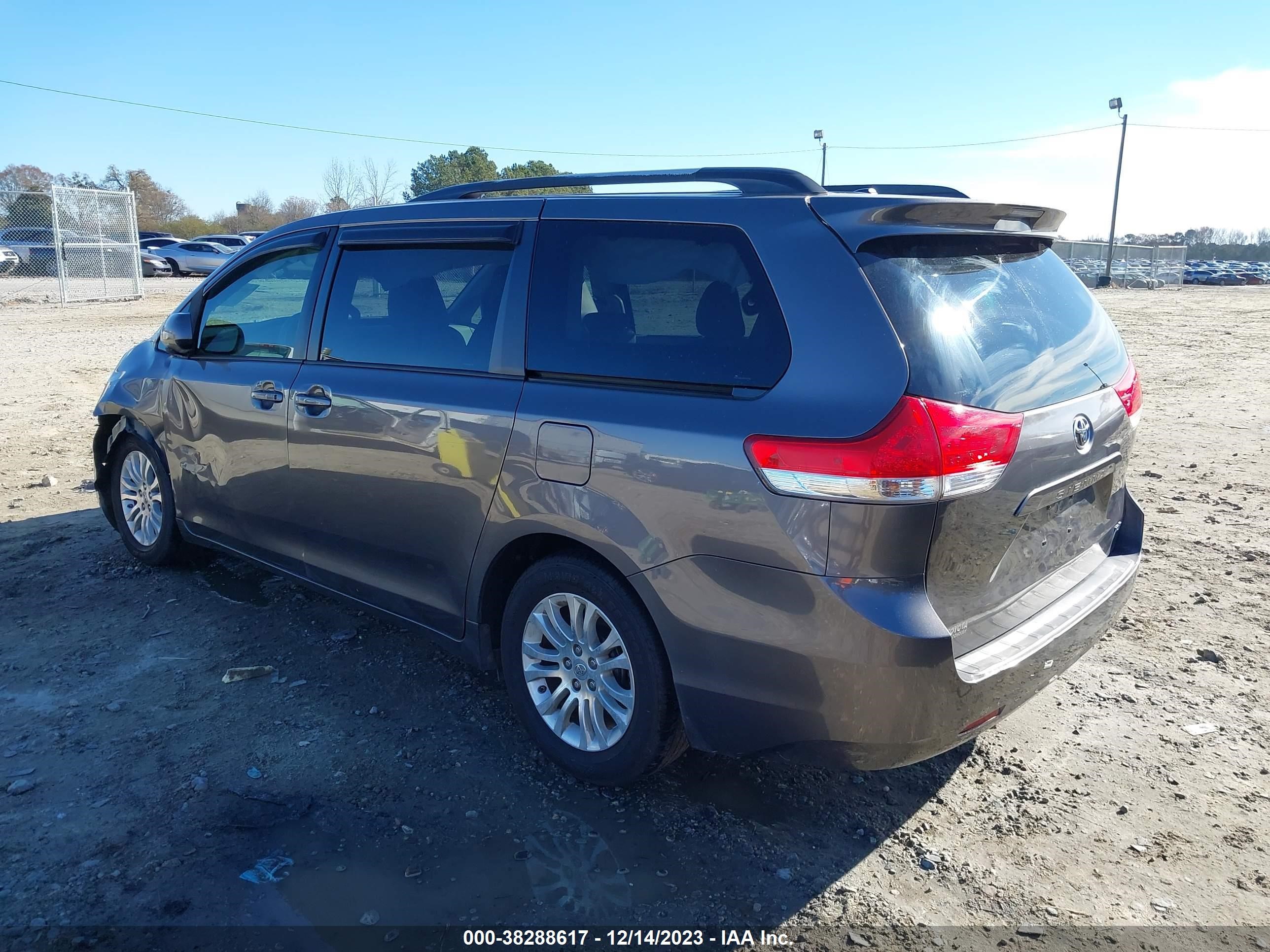 Photo 2 VIN: 5TDYK3DC5DS310702 - TOYOTA SIENNA 