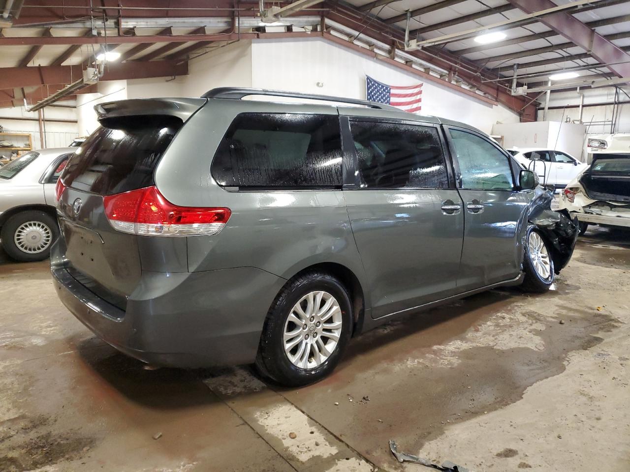 Photo 2 VIN: 5TDYK3DC5DS358054 - TOYOTA SIENNA 