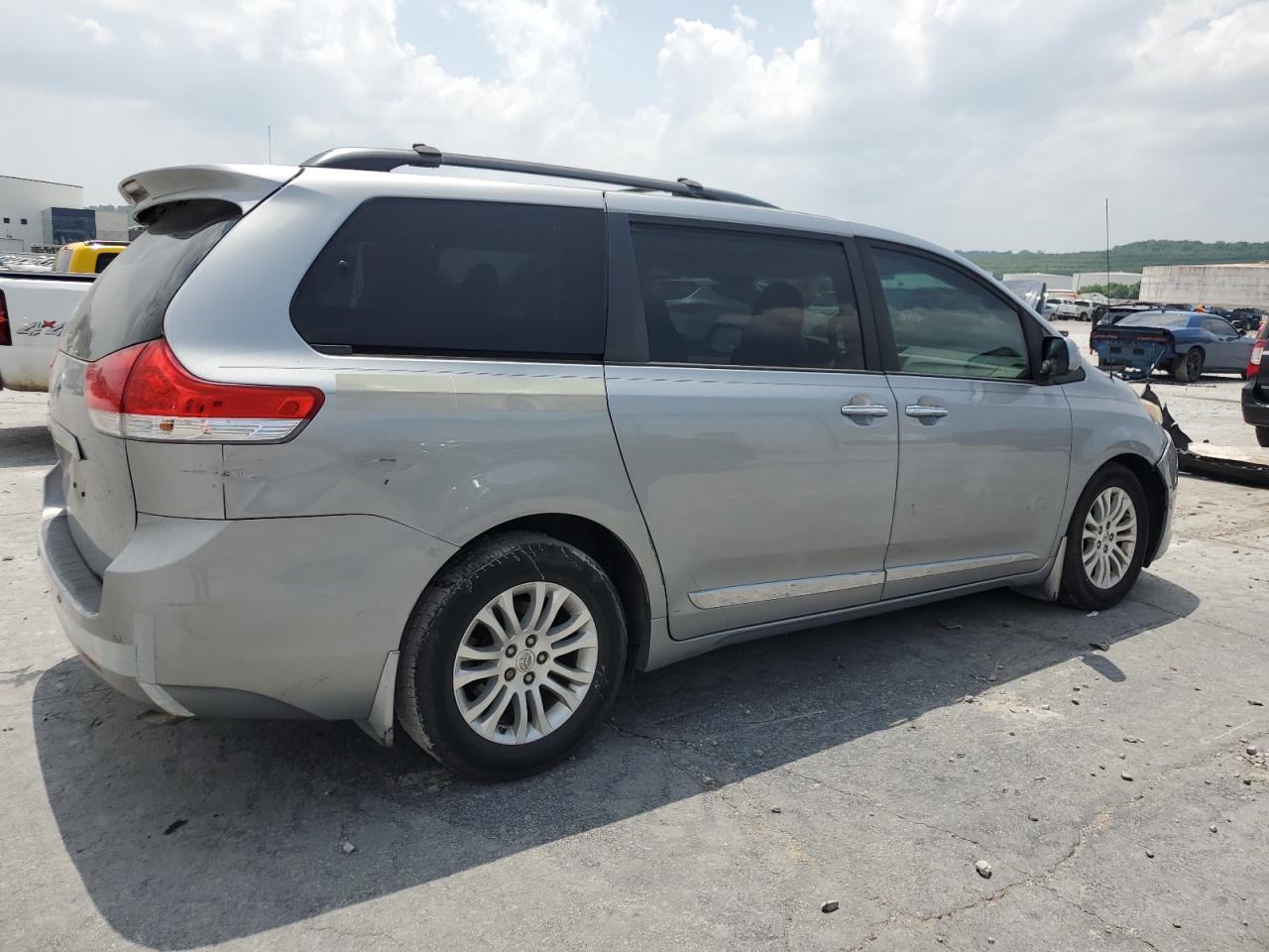 Photo 2 VIN: 5TDYK3DC5DS377946 - TOYOTA SIENNA 