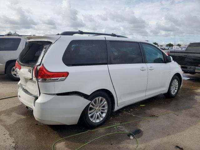 Photo 2 VIN: 5TDYK3DC6BS069293 - TOYOTA SIENNA XLE 