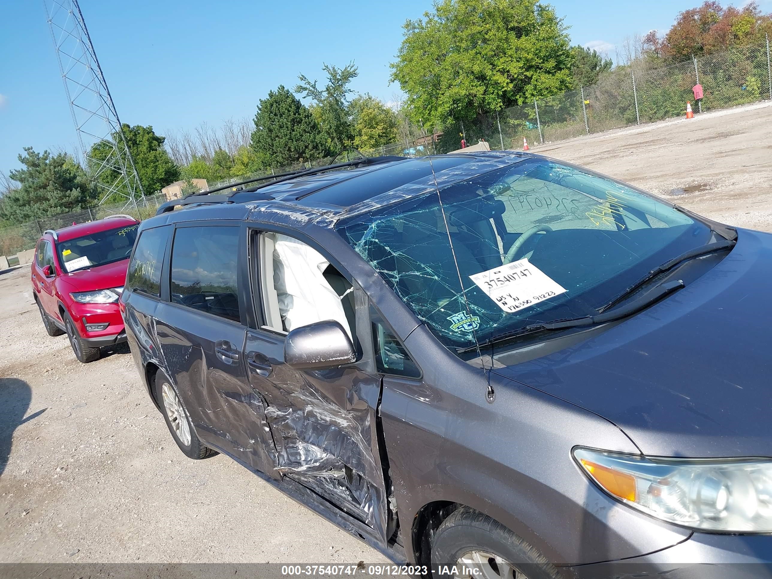 Photo 11 VIN: 5TDYK3DC6BS140198 - TOYOTA SIENNA 