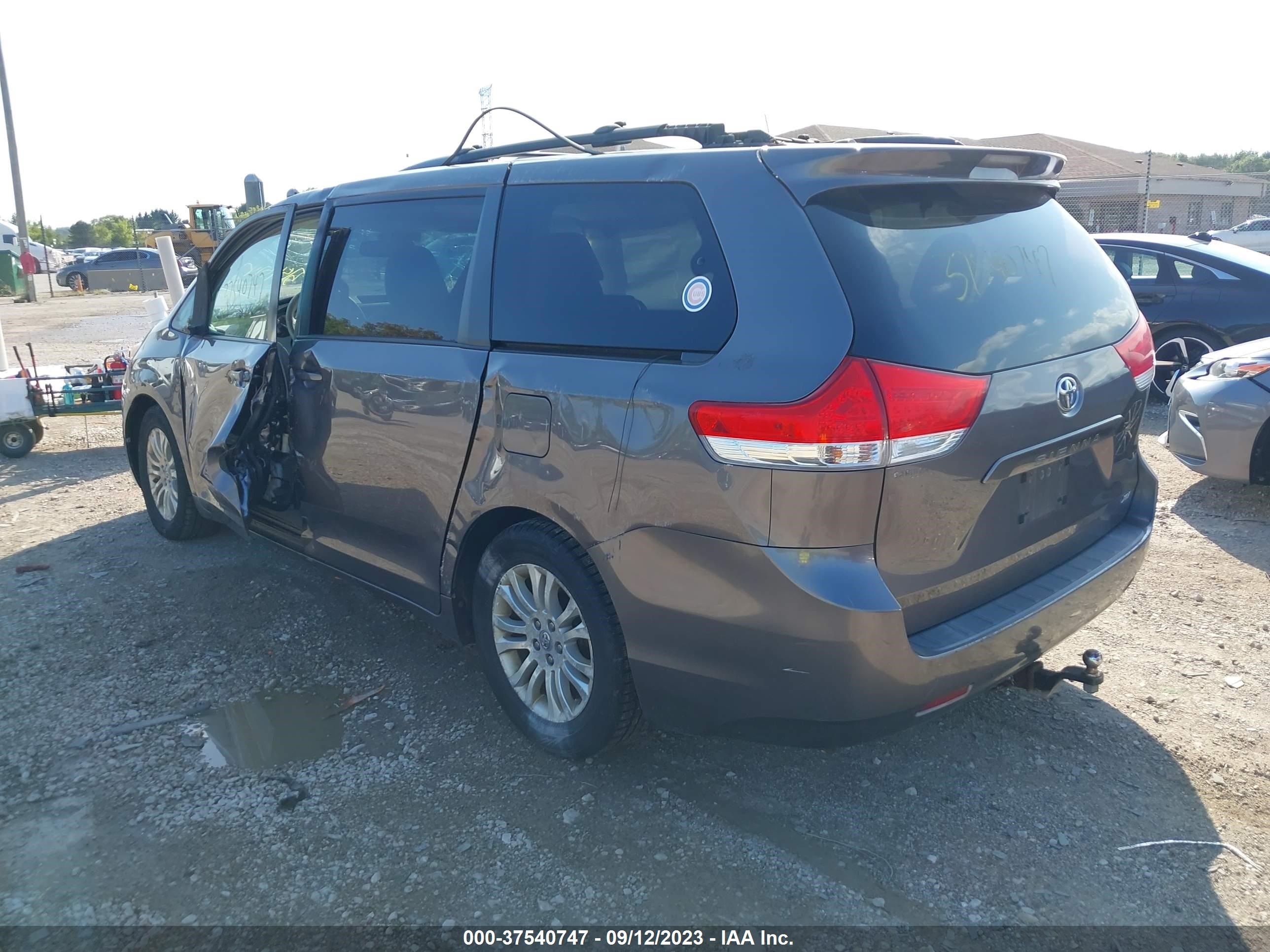 Photo 2 VIN: 5TDYK3DC6BS140198 - TOYOTA SIENNA 