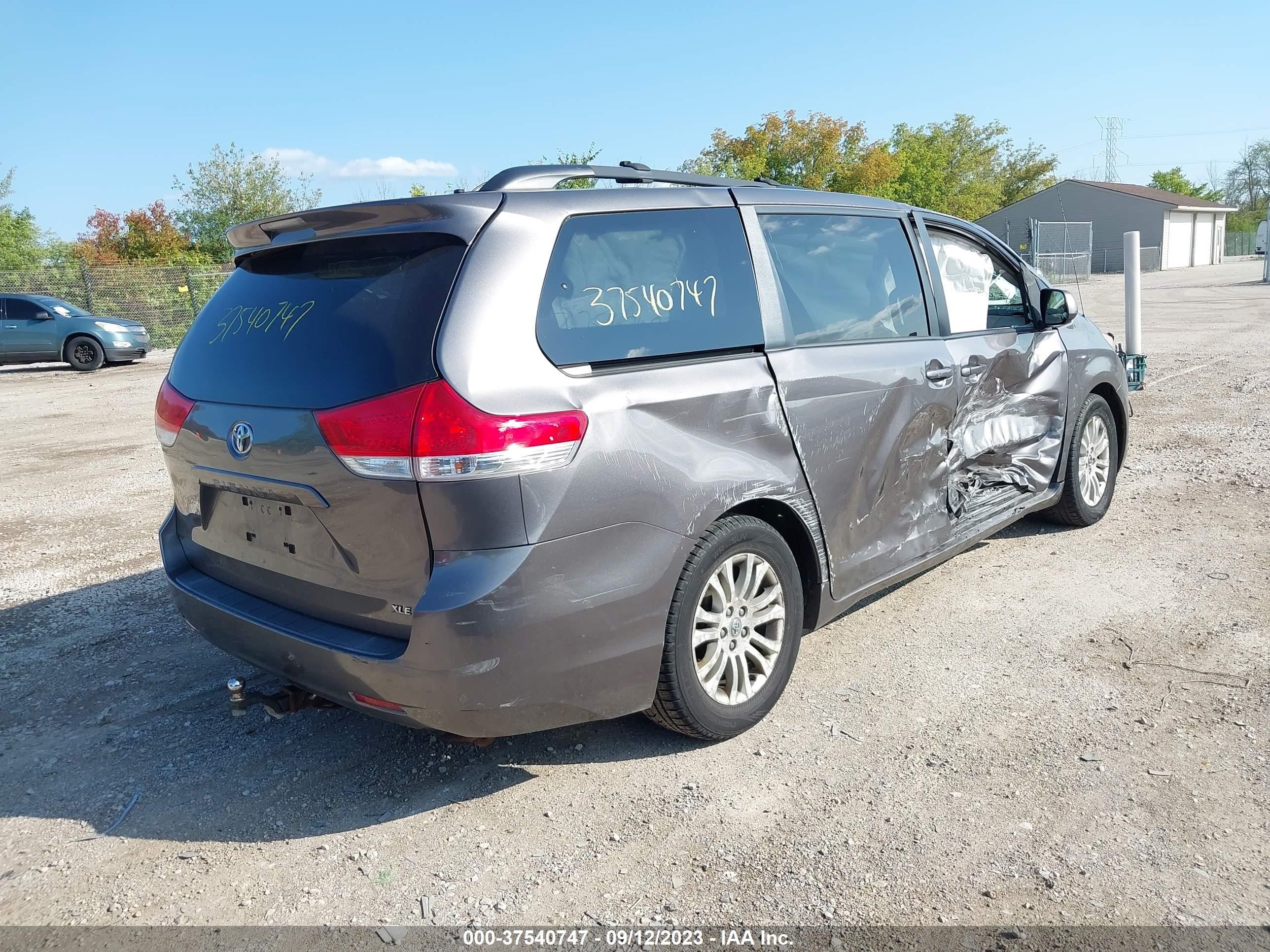 Photo 3 VIN: 5TDYK3DC6BS140198 - TOYOTA SIENNA 