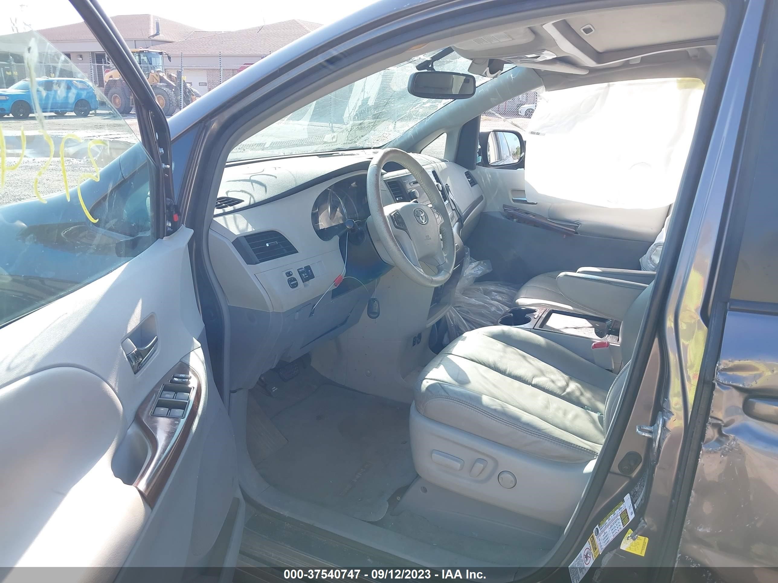 Photo 4 VIN: 5TDYK3DC6BS140198 - TOYOTA SIENNA 