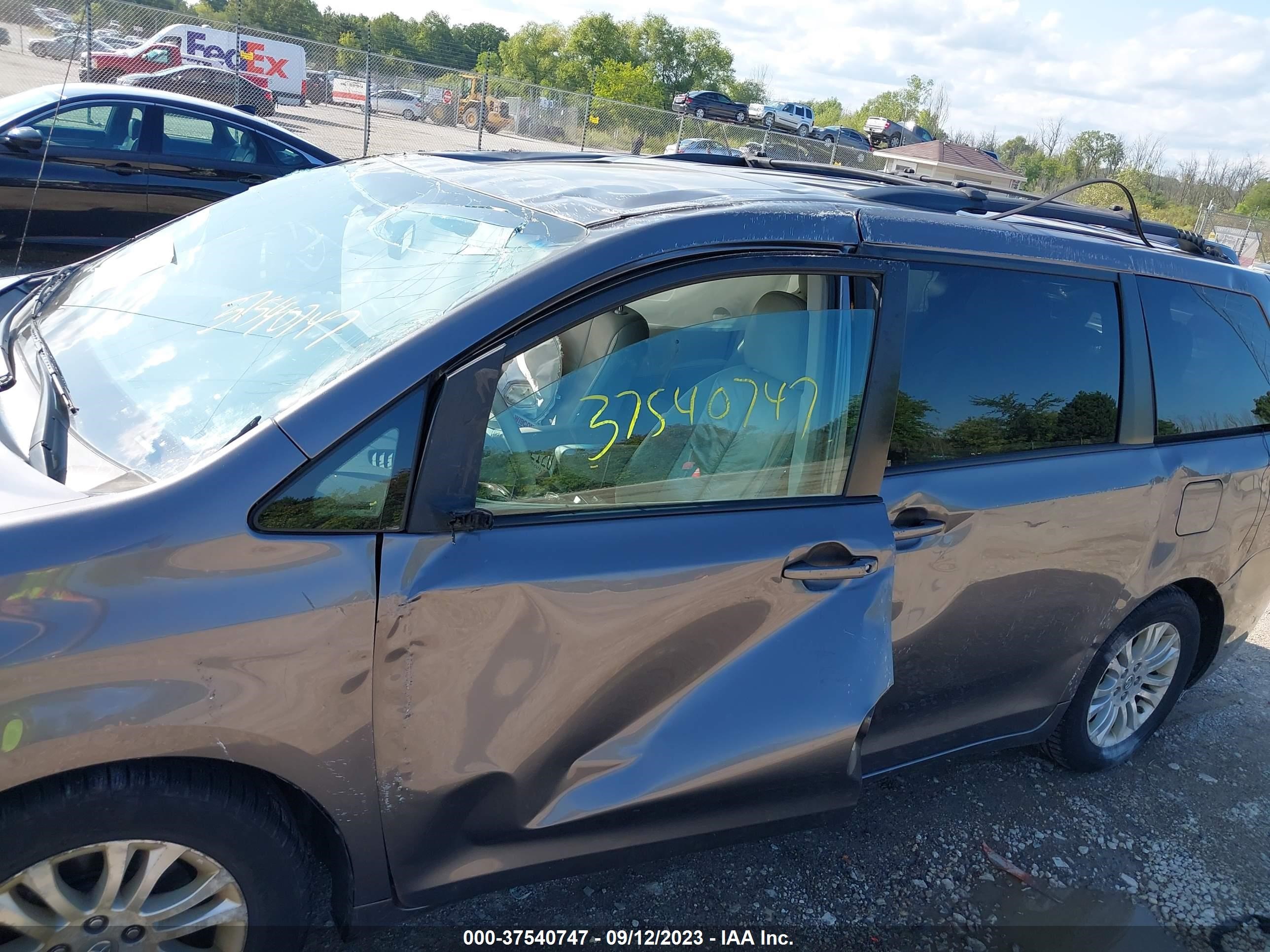 Photo 5 VIN: 5TDYK3DC6BS140198 - TOYOTA SIENNA 