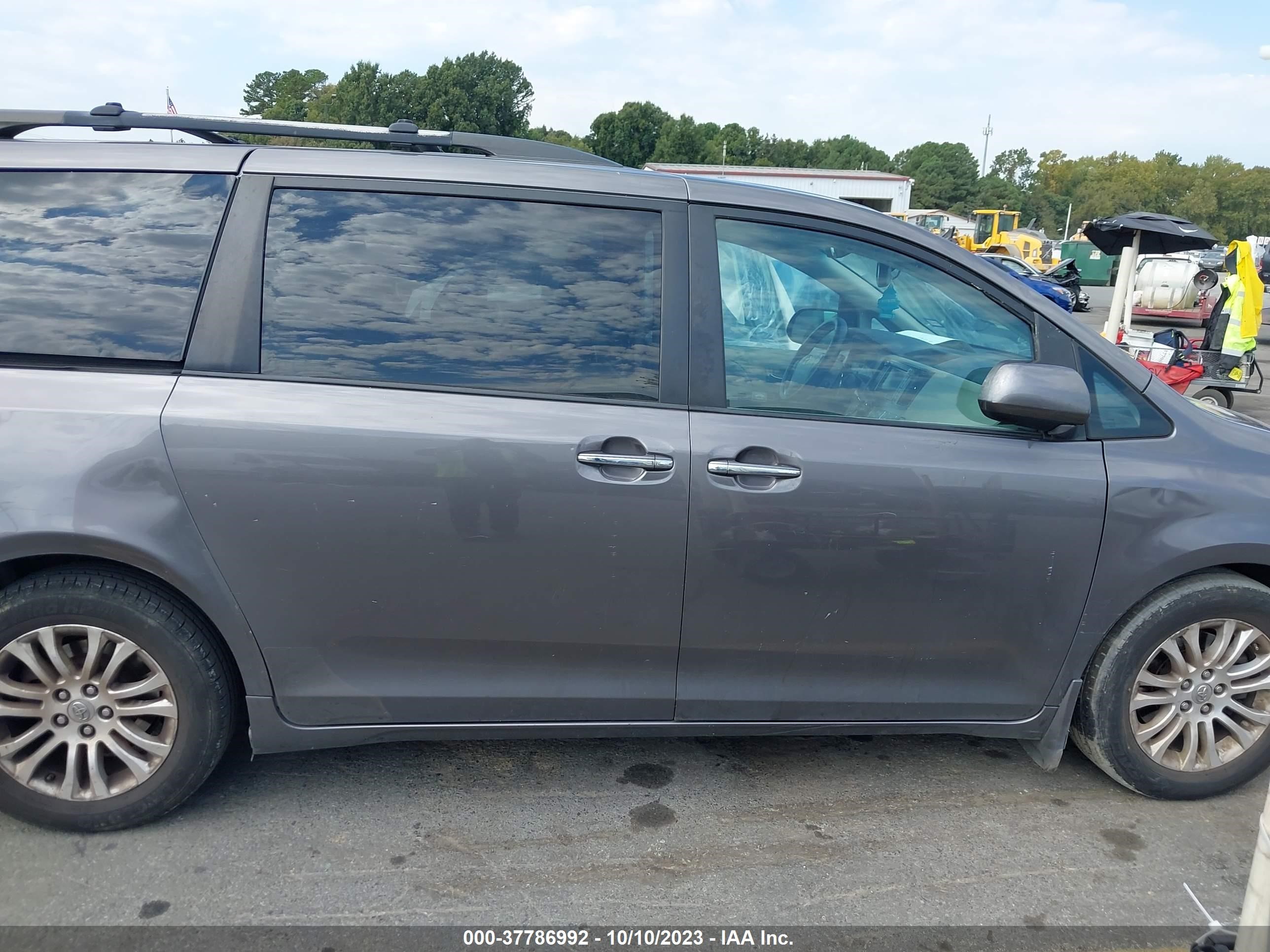 Photo 13 VIN: 5TDYK3DC6BS150939 - TOYOTA SIENNA 