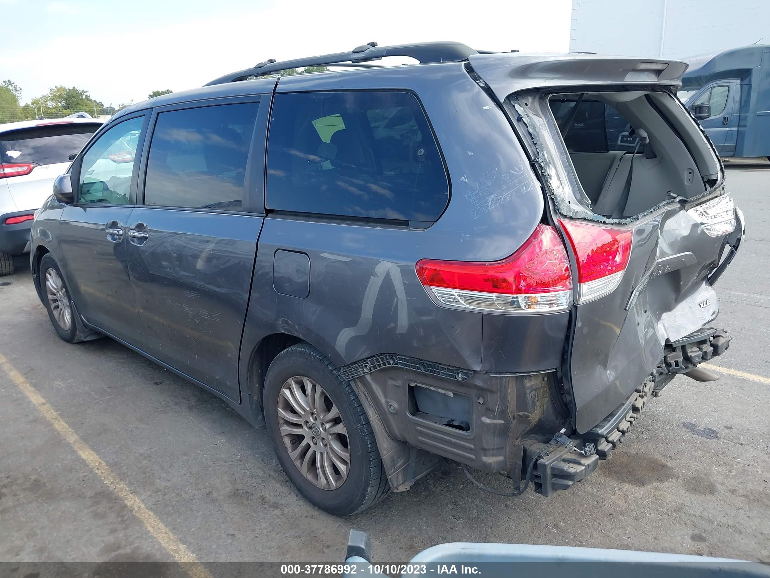 Photo 2 VIN: 5TDYK3DC6BS150939 - TOYOTA SIENNA 