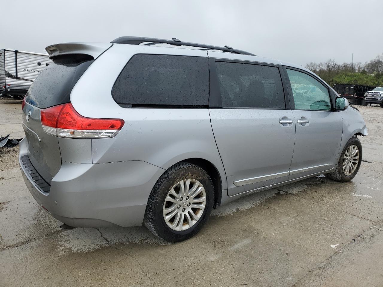 Photo 2 VIN: 5TDYK3DC6DS291058 - TOYOTA SIENNA 