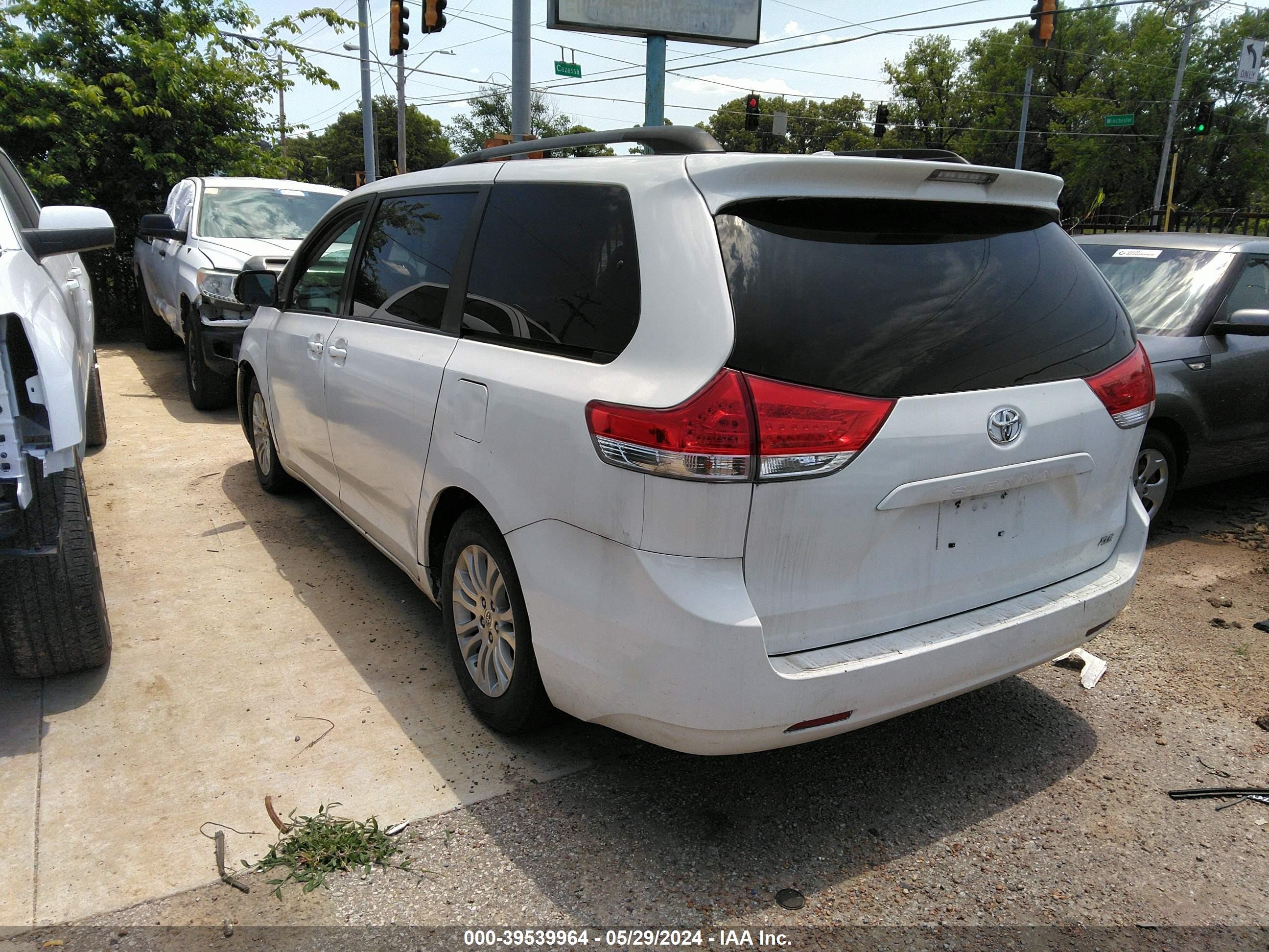 Photo 2 VIN: 5TDYK3DC7BS019373 - TOYOTA SIENNA 