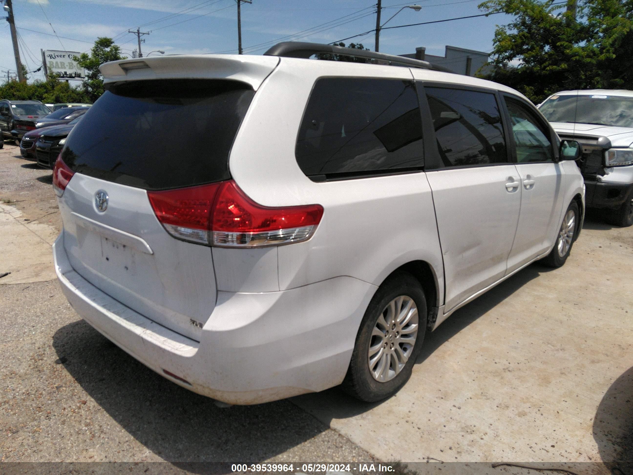 Photo 3 VIN: 5TDYK3DC7BS019373 - TOYOTA SIENNA 