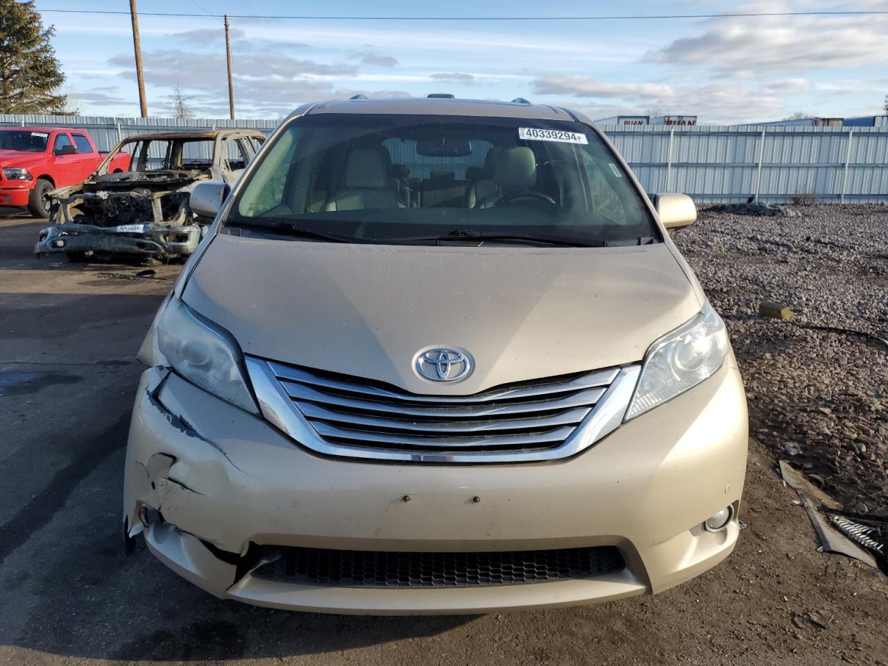 Photo 4 VIN: 5TDYK3DC7BS039588 - TOYOTA SIENNA 