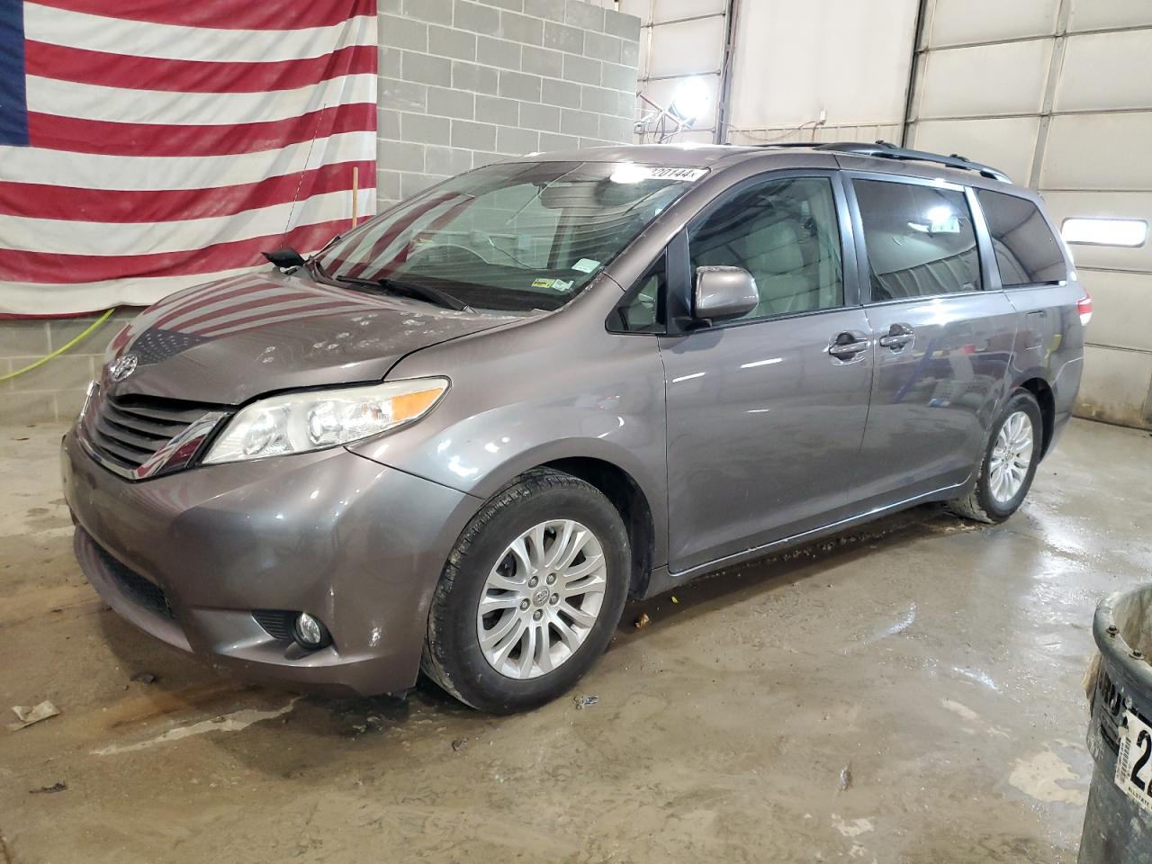 Photo 0 VIN: 5TDYK3DC7BS143644 - TOYOTA SIENNA 