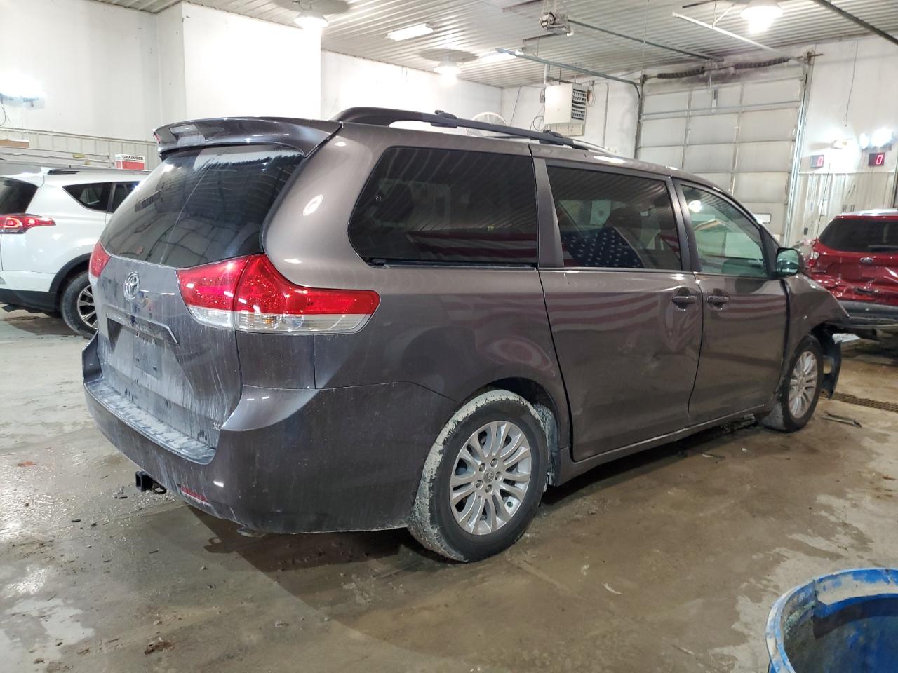 Photo 2 VIN: 5TDYK3DC7BS143644 - TOYOTA SIENNA 