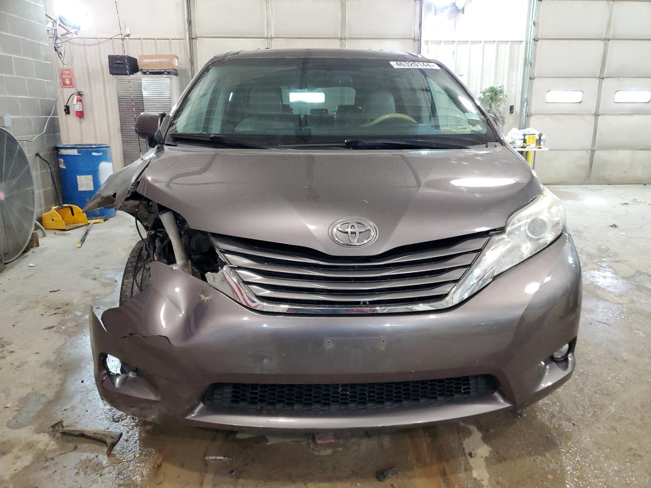 Photo 4 VIN: 5TDYK3DC7BS143644 - TOYOTA SIENNA 