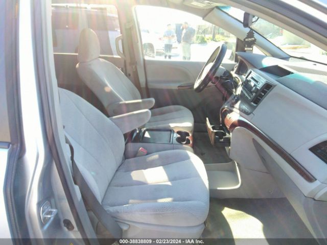 Photo 4 VIN: 5TDYK3DC7BS146446 - TOYOTA SIENNA 