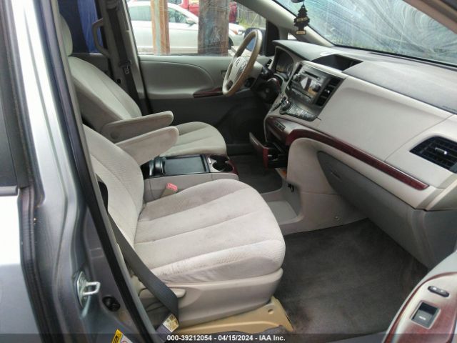 Photo 4 VIN: 5TDYK3DC7BS146446 - TOYOTA SIENNA 