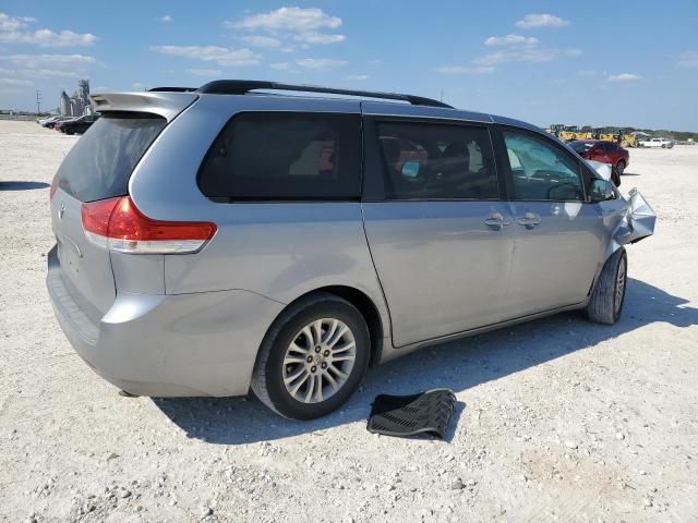 Photo 2 VIN: 5TDYK3DC7CS183918 - TOYOTA SIENNA XLE 