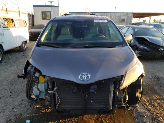 Photo 4 VIN: 5TDYK3DC7CS187046 - TOYOTA SIENNA XLE 