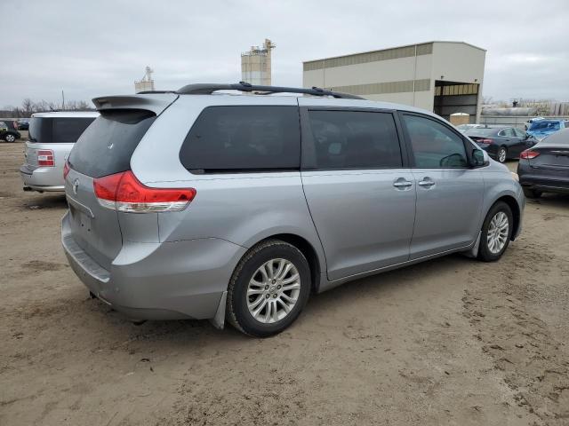 Photo 2 VIN: 5TDYK3DC7CS209997 - TOYOTA SIENNA XLE 