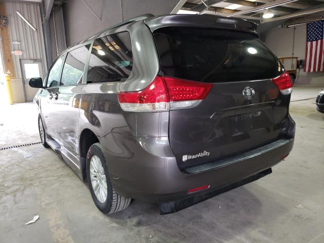 Photo 2 VIN: 5TDYK3DC7DS310930 - TOYOTA SIENNA XLE 