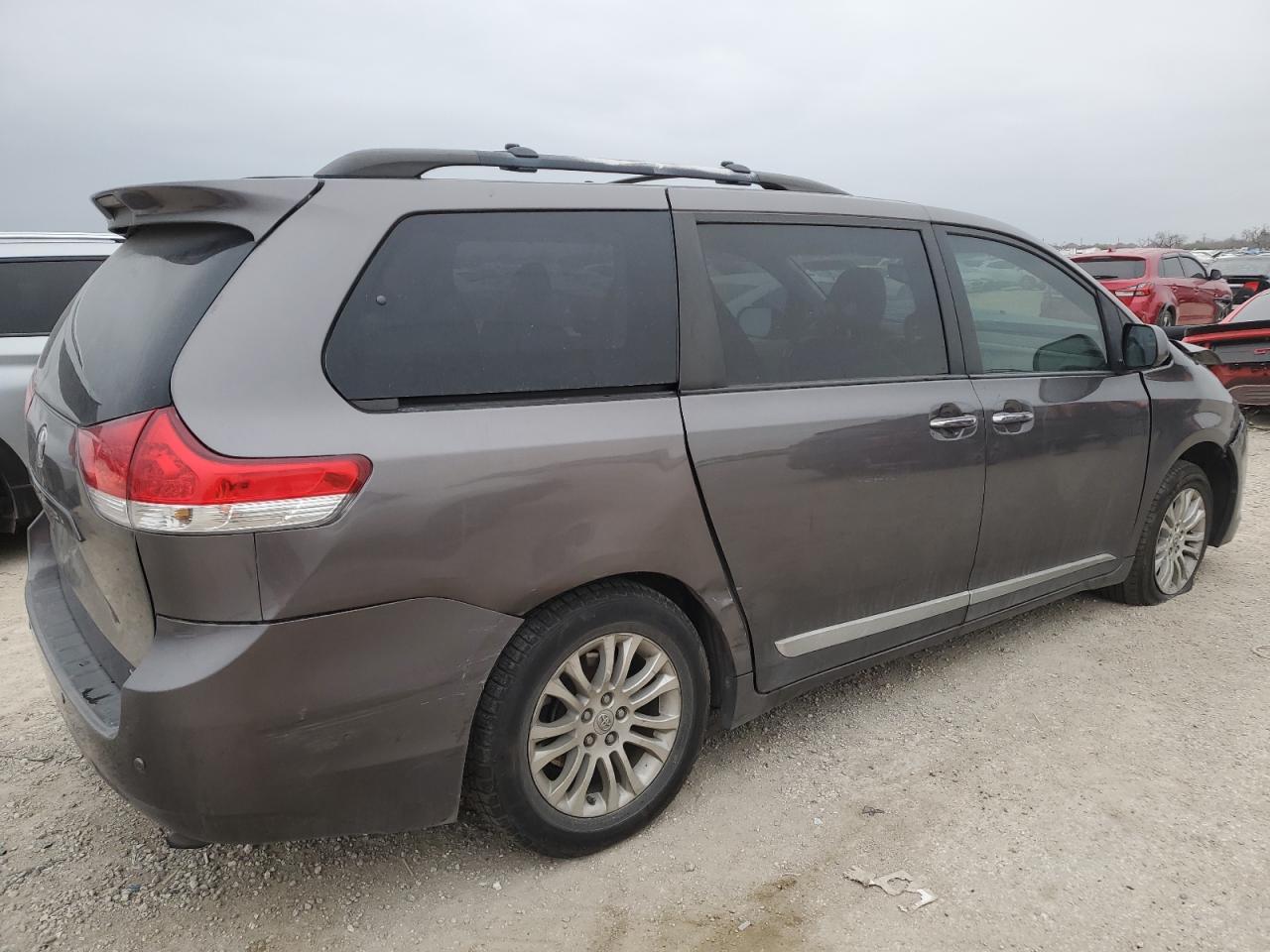 Photo 2 VIN: 5TDYK3DC7DS328165 - TOYOTA SIENNA 