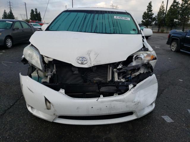 Photo 4 VIN: 5TDYK3DC7DS369475 - TOYOTA SIENNA XLE 