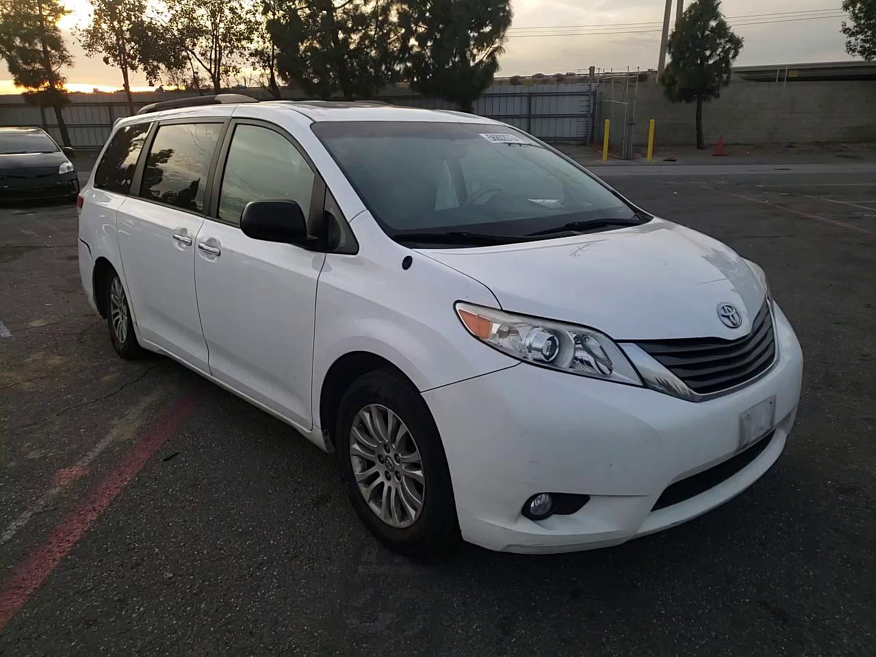 Photo 10 VIN: 5TDYK3DC7ES513947 - TOYOTA SIENNA XLE 