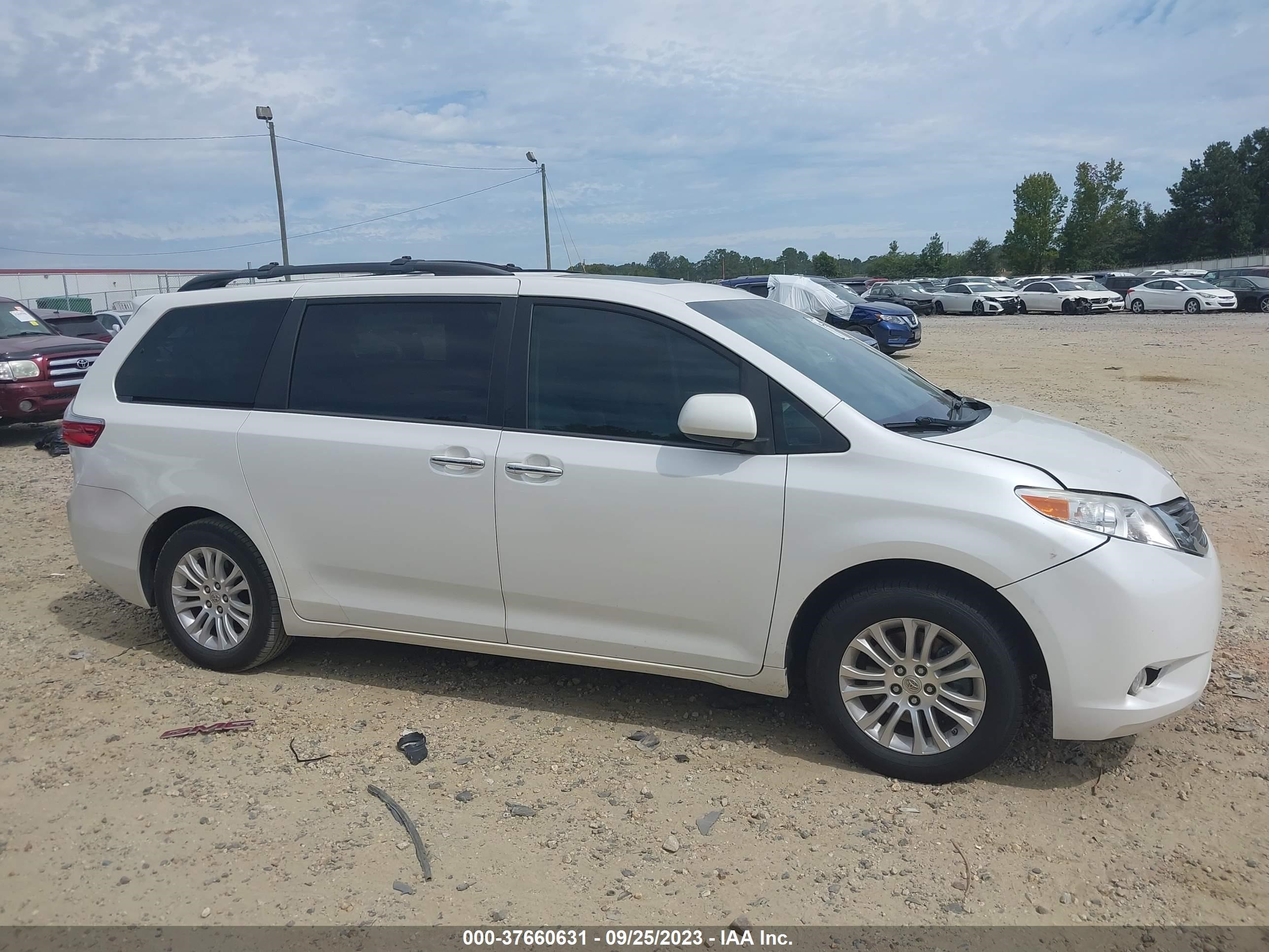 Photo 12 VIN: 5TDYK3DC7FS630722 - TOYOTA SIENNA 