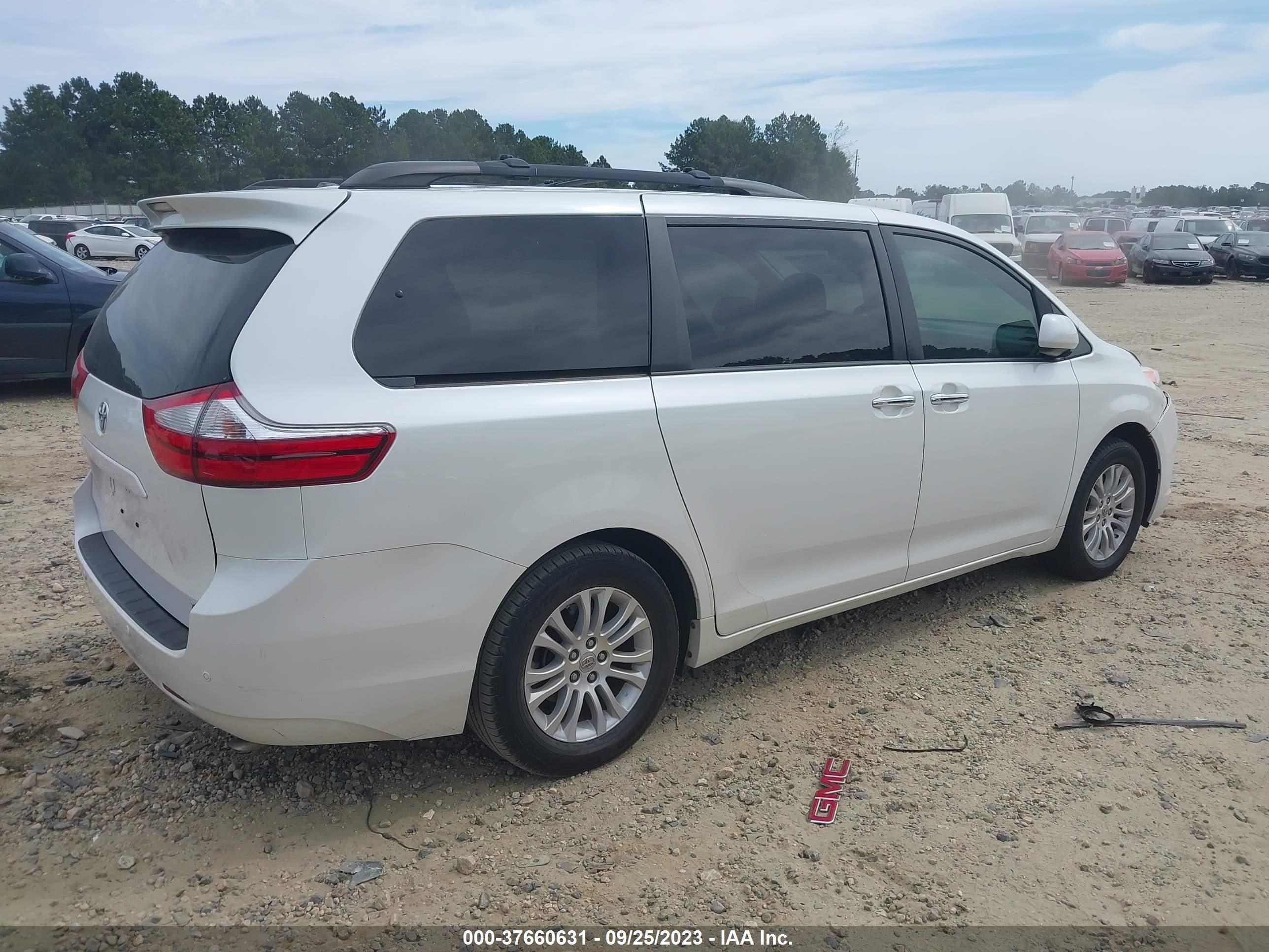 Photo 3 VIN: 5TDYK3DC7FS630722 - TOYOTA SIENNA 