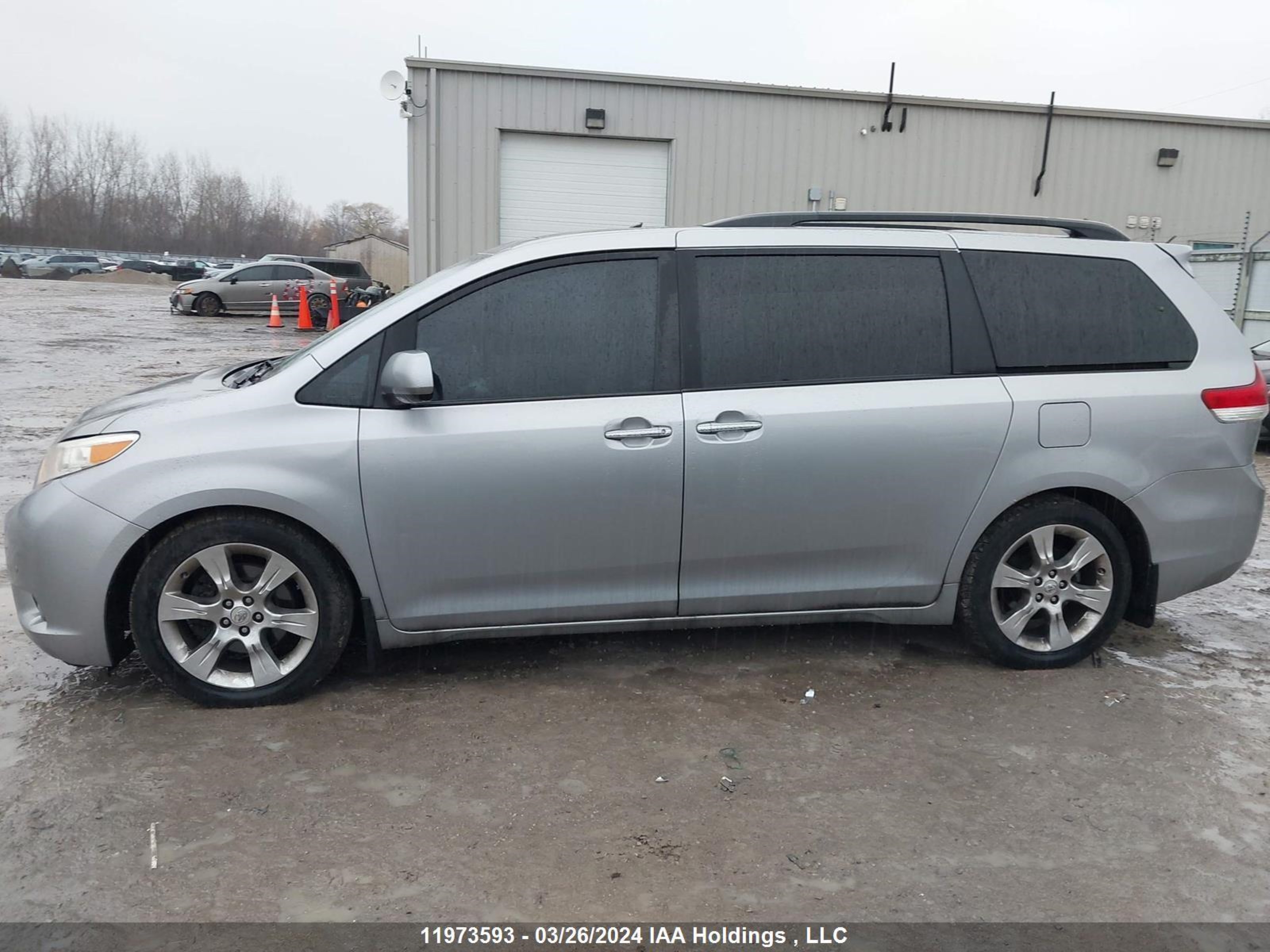 Photo 13 VIN: 5TDYK3DC8BS034481 - TOYOTA SIENNA 