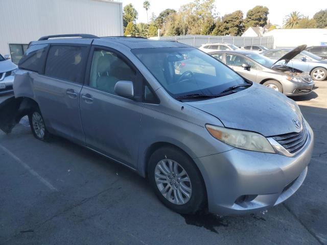 Photo 3 VIN: 5TDYK3DC8BS035596 - TOYOTA SIENNA XLE 