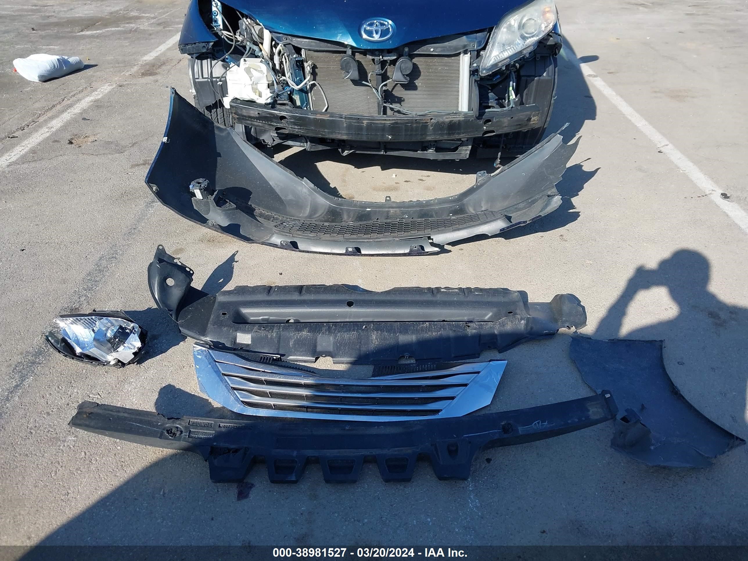 Photo 11 VIN: 5TDYK3DC8BS045206 - TOYOTA SIENNA 