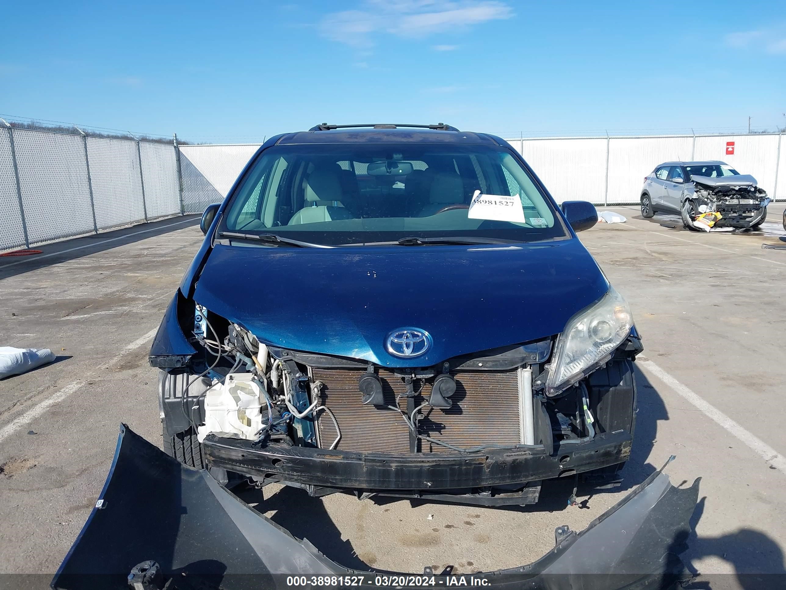 Photo 12 VIN: 5TDYK3DC8BS045206 - TOYOTA SIENNA 