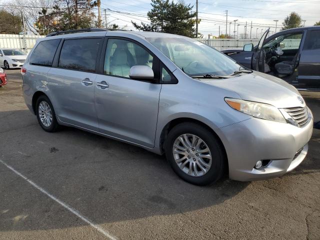 Photo 3 VIN: 5TDYK3DC8BS055637 - TOYOTA SIENNA XLE 